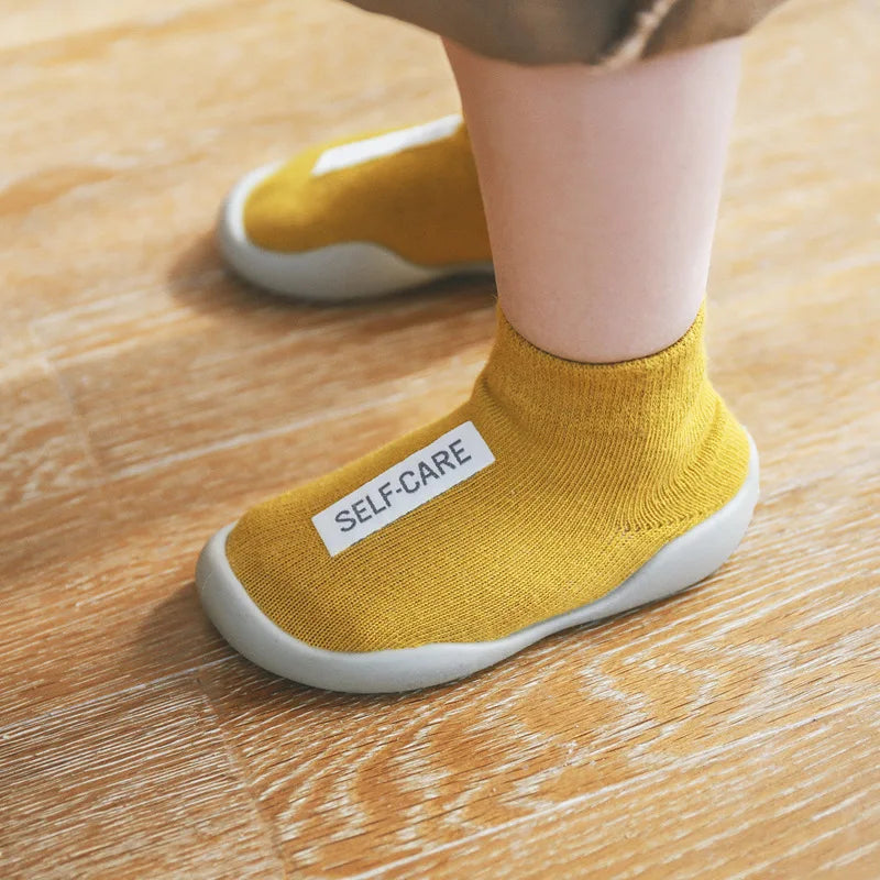 Sapatinho de Tricô Plumi — Macio e Antiderrapante (0-4 anos)